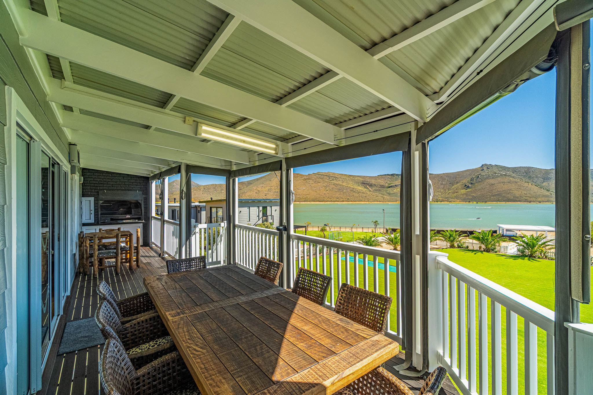 Upper deck dining