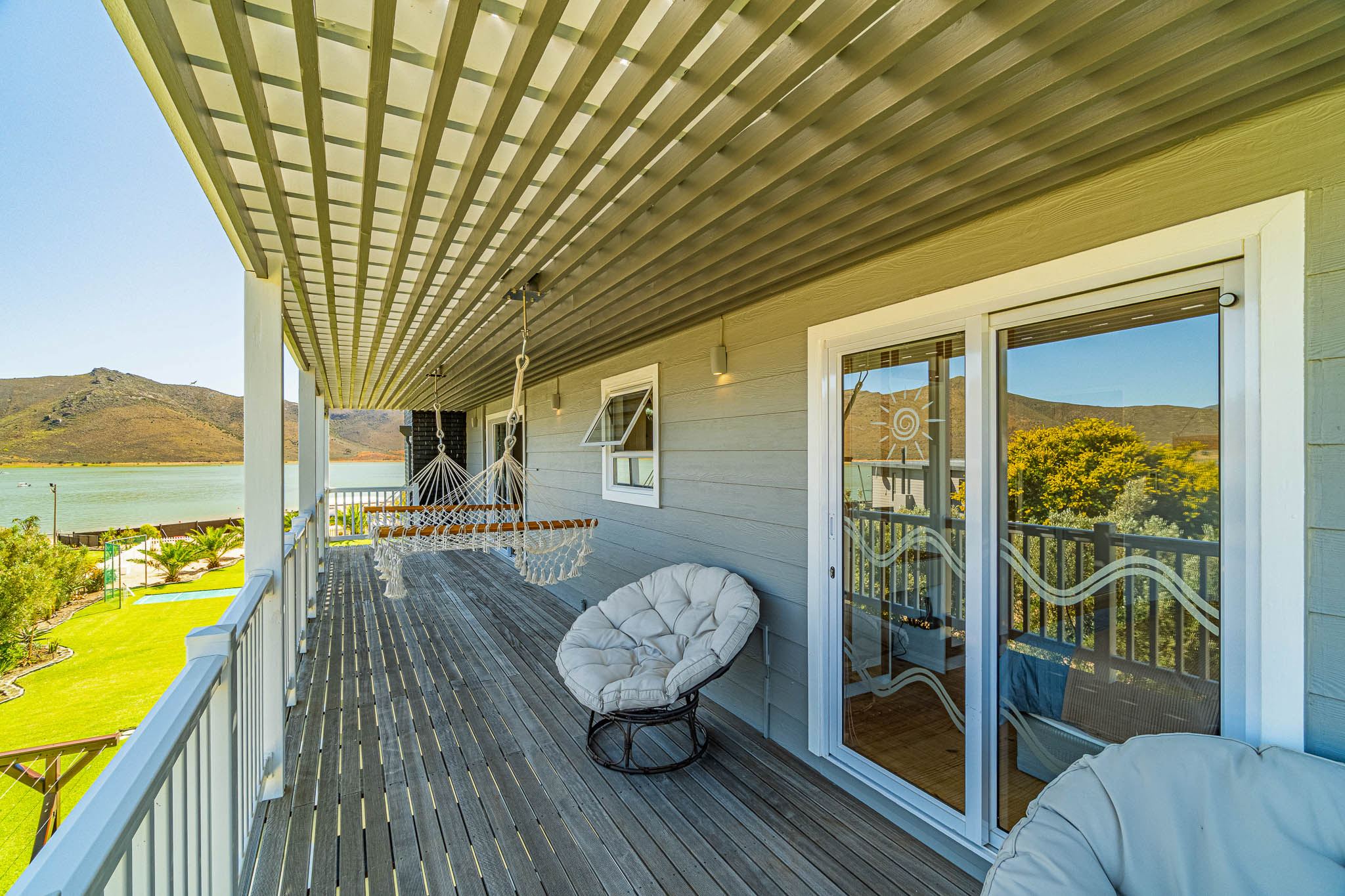 Upper deck with hammock