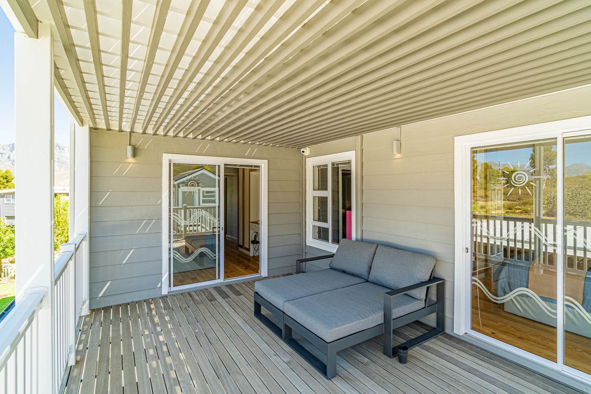 Upper deck daybed